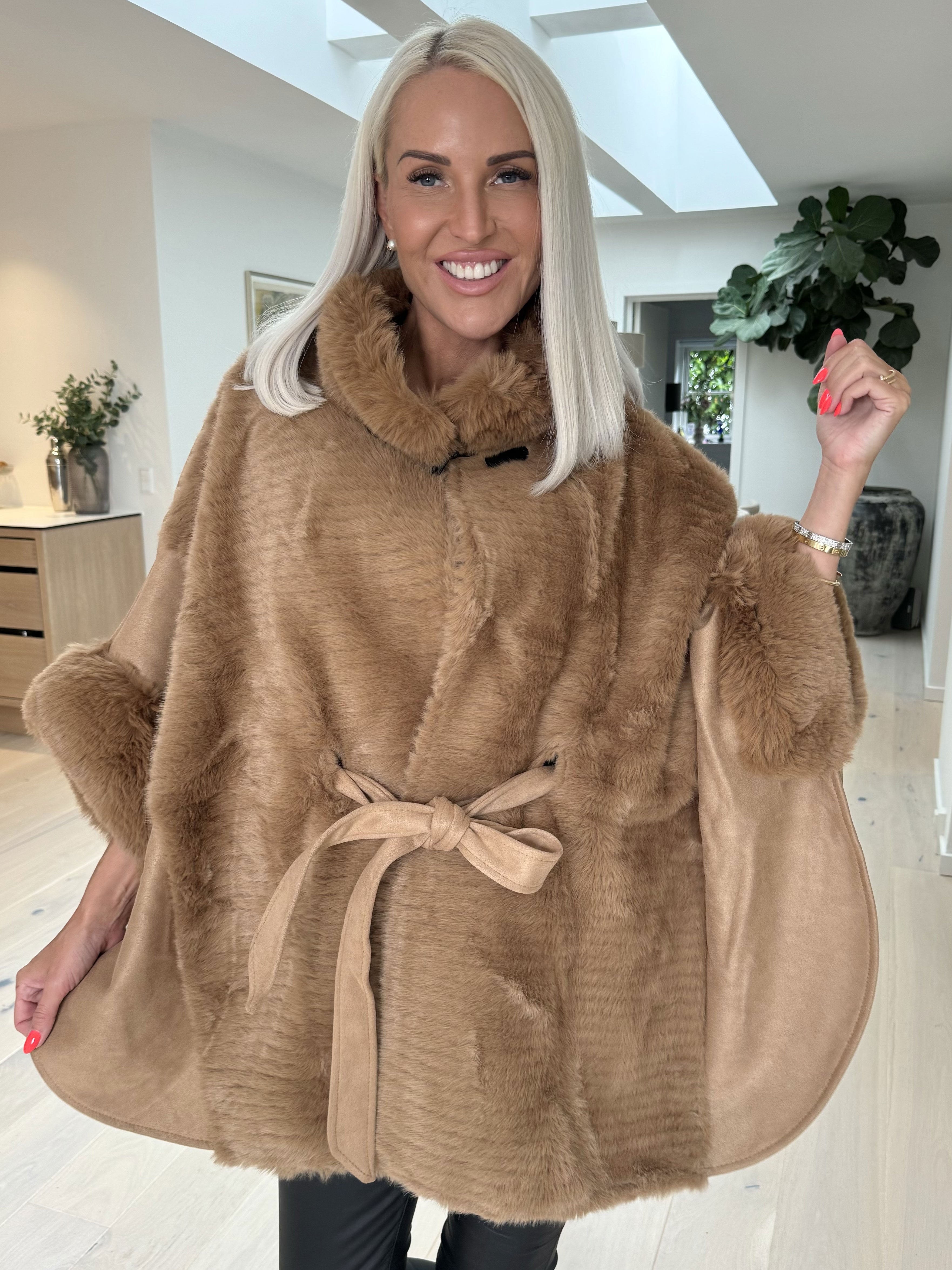 Cloud - Poncho med faux fur